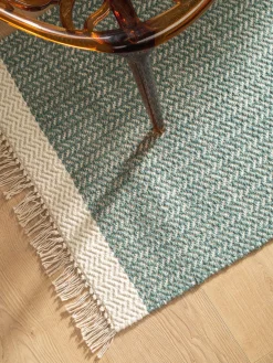 Online Benuta Tapis d'entrée en laine à franges tissé main Kim Vert sauge, beige clair