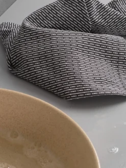 Outlet The Organic Company Torchon en coton bio Joseph Anthracite, blanc