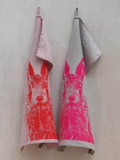 New Frohstoff Torchon en lin sérigraphié à la main Hare Gris clair, rose vif
