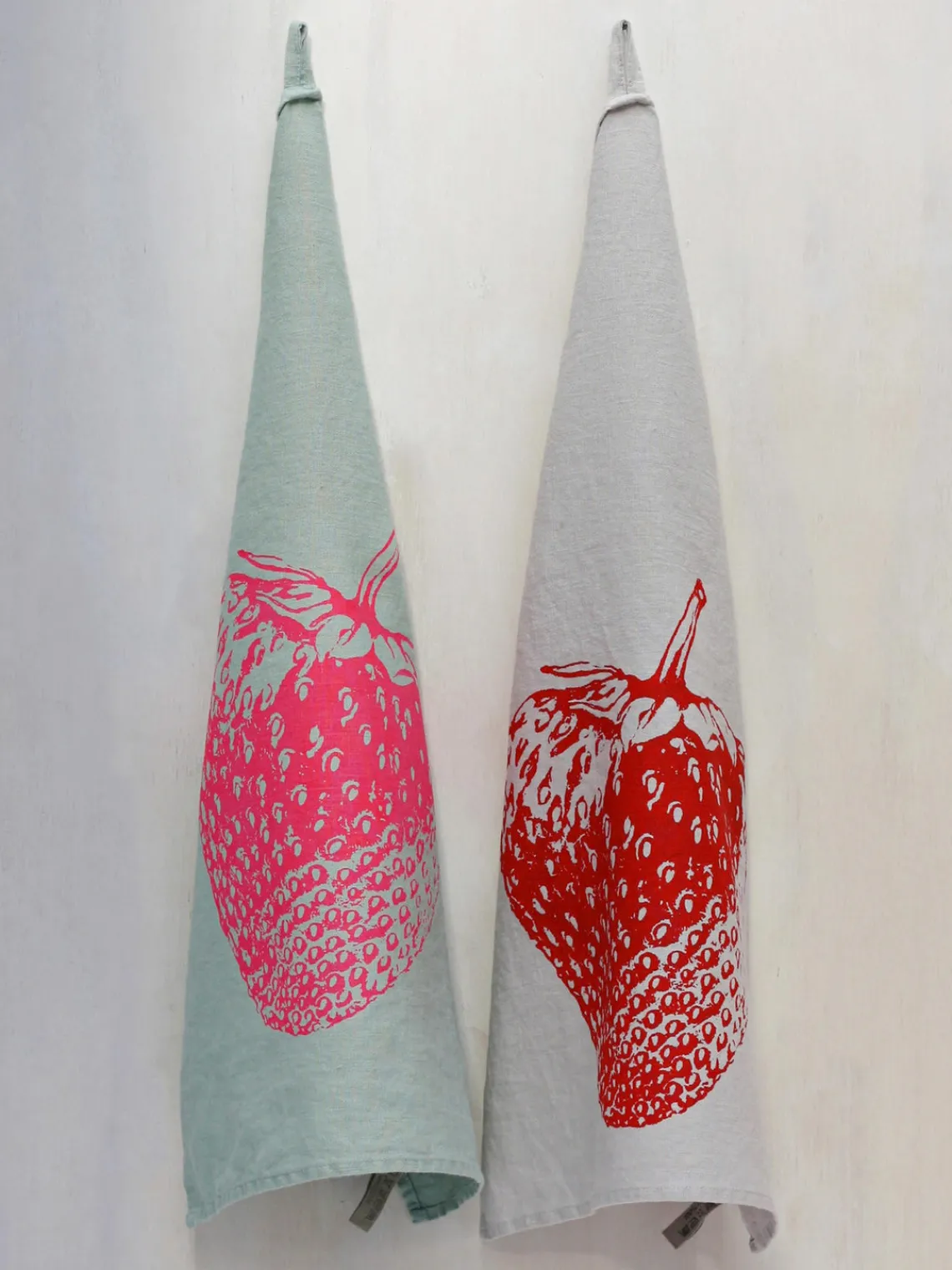 Online Frohstoff Torchon en lin sérigraphié à la main Strawberry Gris clair, rouge