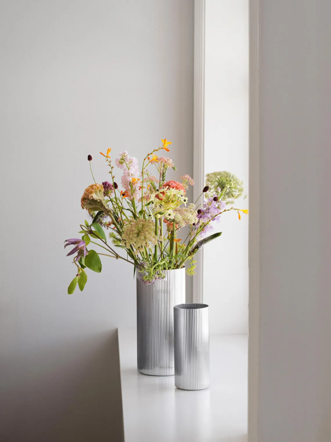 New GEORG JENSEN Vase en acier inoxydable strié Bernadotte, haut. 19 cm