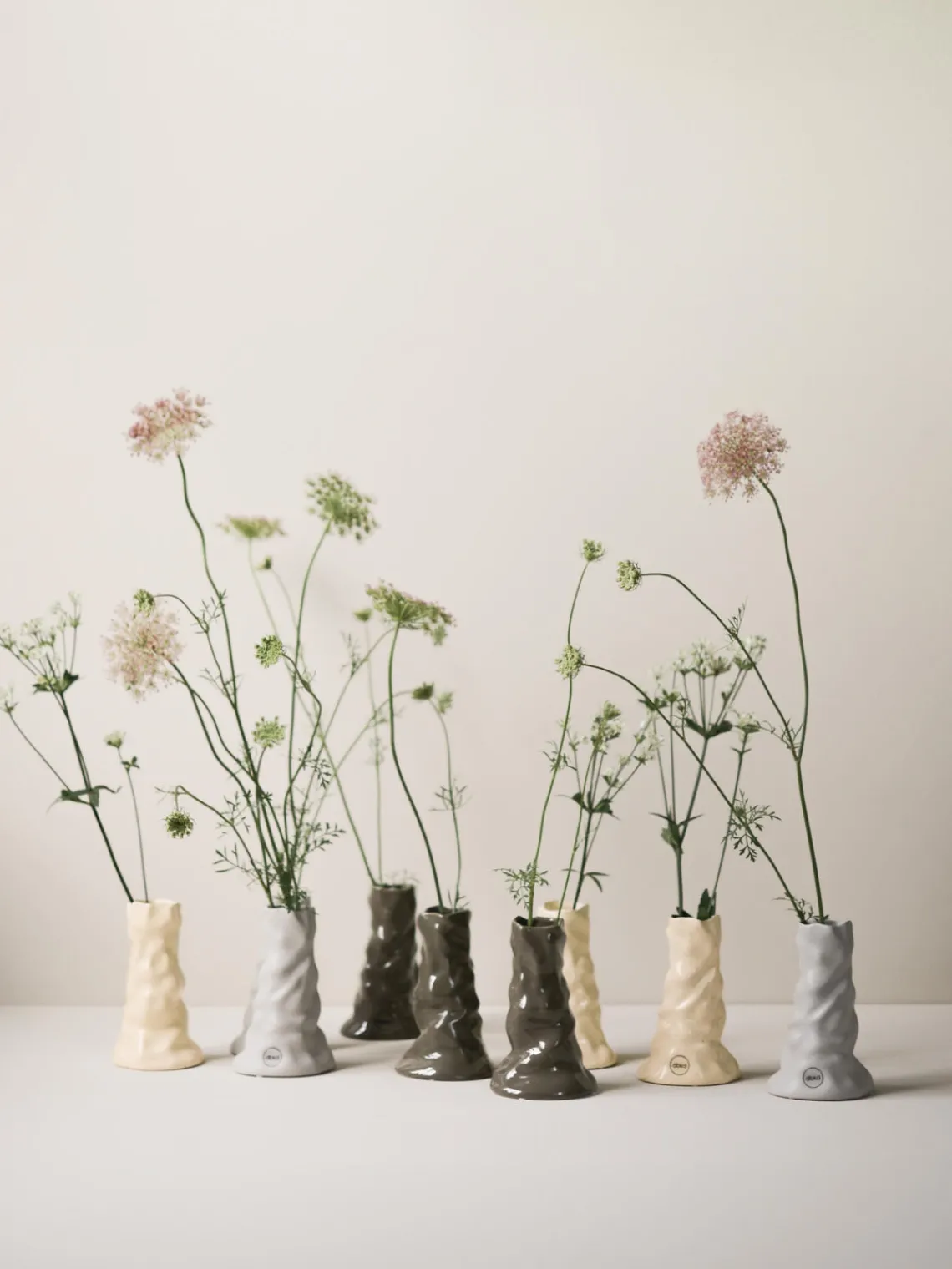 Hot DBKD Vase en céramique Bloom, haut.. 15 cm Blanc crème, chiné et mat