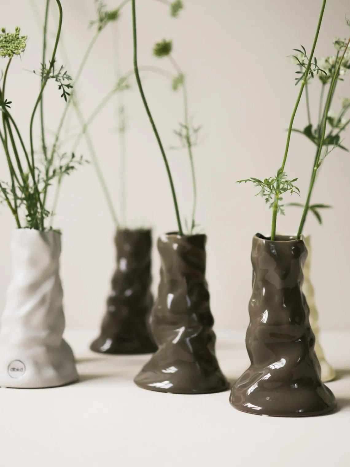 New DBKD Vase en céramique Bloom, haut.. 15 cm Taupe, haute brillance