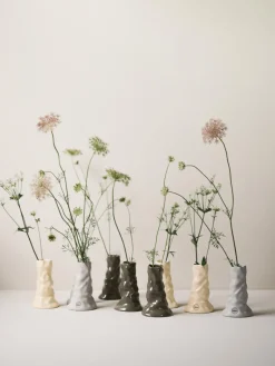 New DBKD Vase en céramique Bloom, haut.. 15 cm Taupe, haute brillance