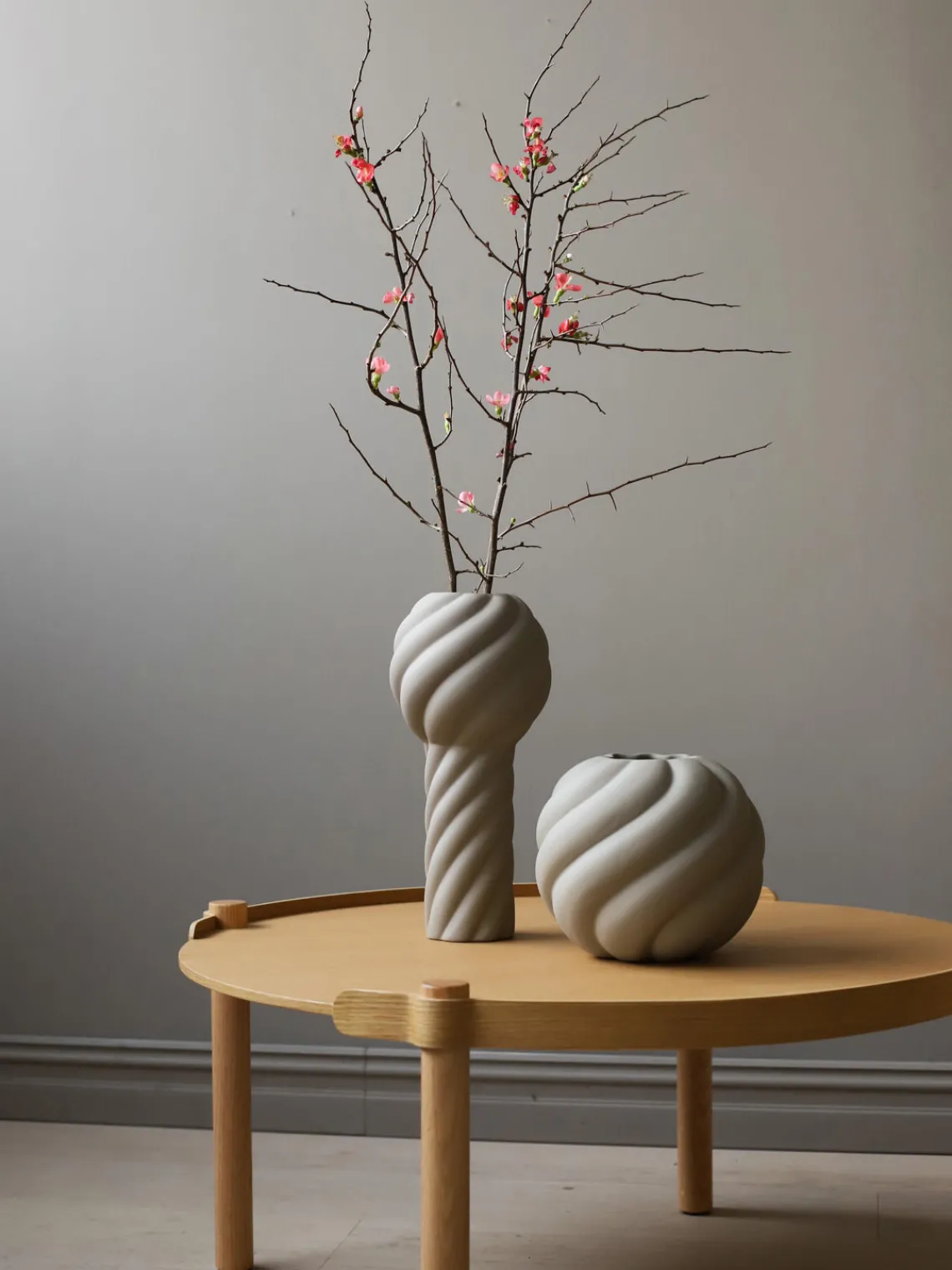 Outlet Cooee Design Vase en céramique peint à la main Twist Pillar, haut. 34 cm Beige clair