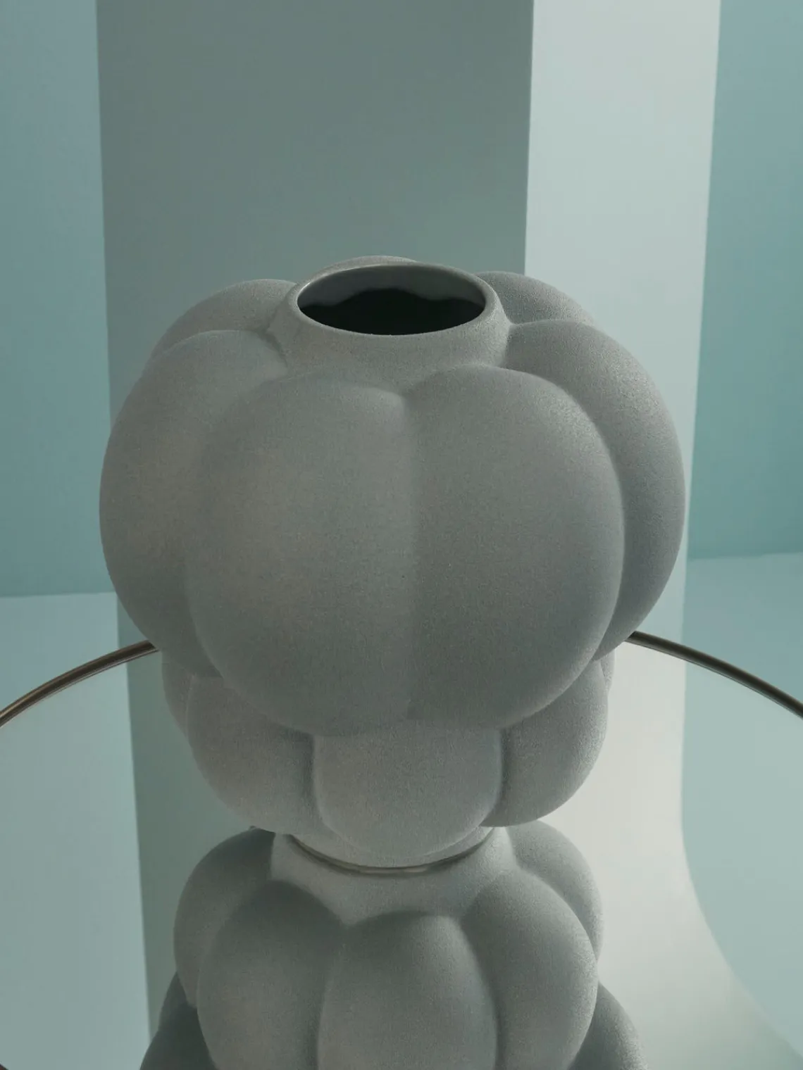 Outlet AYTM Vase en céramique Uva, haut. 28 cm Gris-bleu, mat