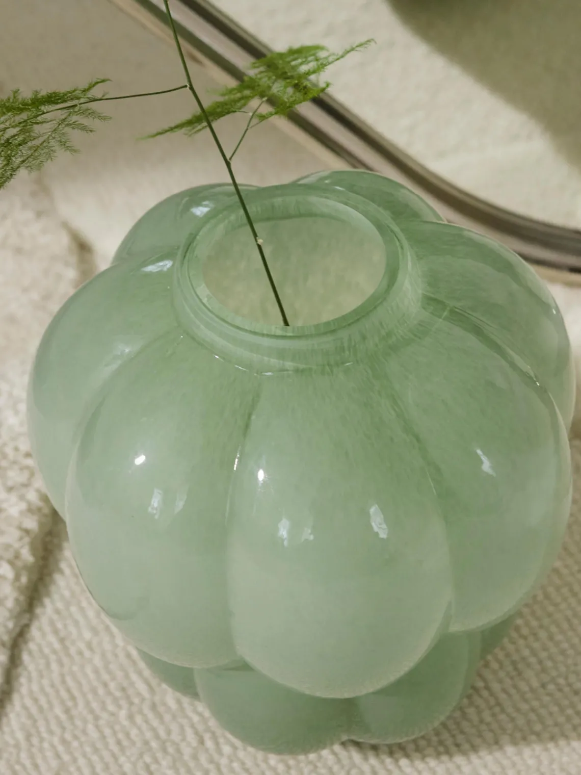 Online AYTM Vase en verre soufflé bouche Uva, haut. 22 cm Vert sauge, haute brillance