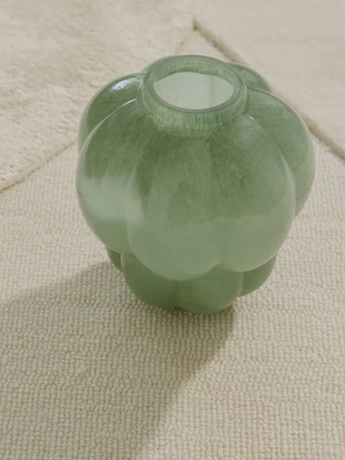 Online AYTM Vase en verre soufflé bouche Uva, haut. 22 cm Vert sauge, haute brillance