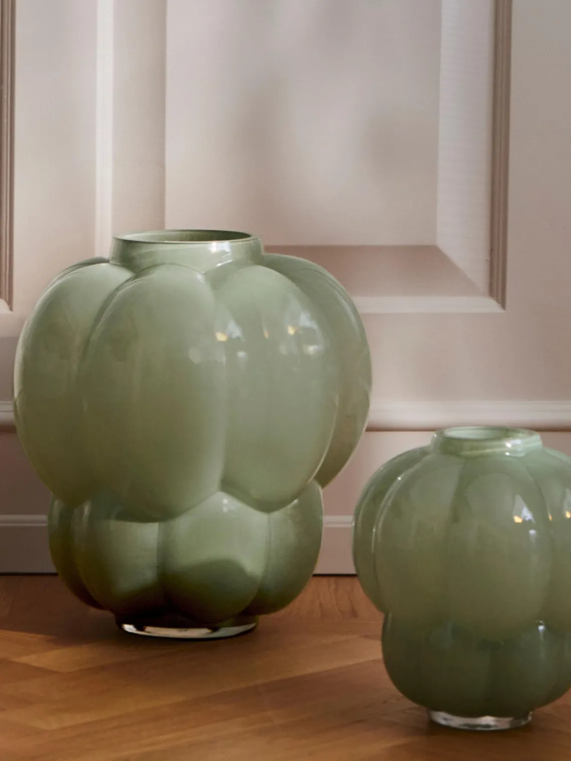Clearance AYTM Vase en verre soufflé bouche Uva, haut. 35 cm Vert sauge, haute brillance