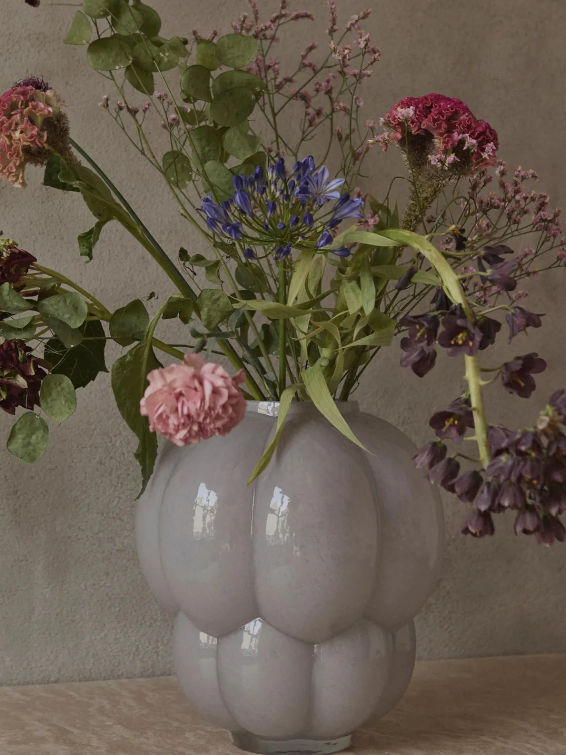 New AYTM Vase en verre soufflé bouche Uva, haut. 28 cm Gris clair, haute brillance