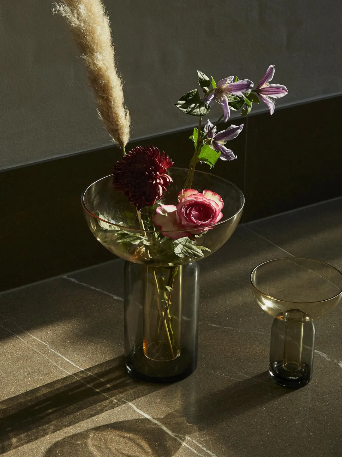 Best AYTM Vase en verre Torus, haut. 33 cm Vert foncé, gris foncé transparent