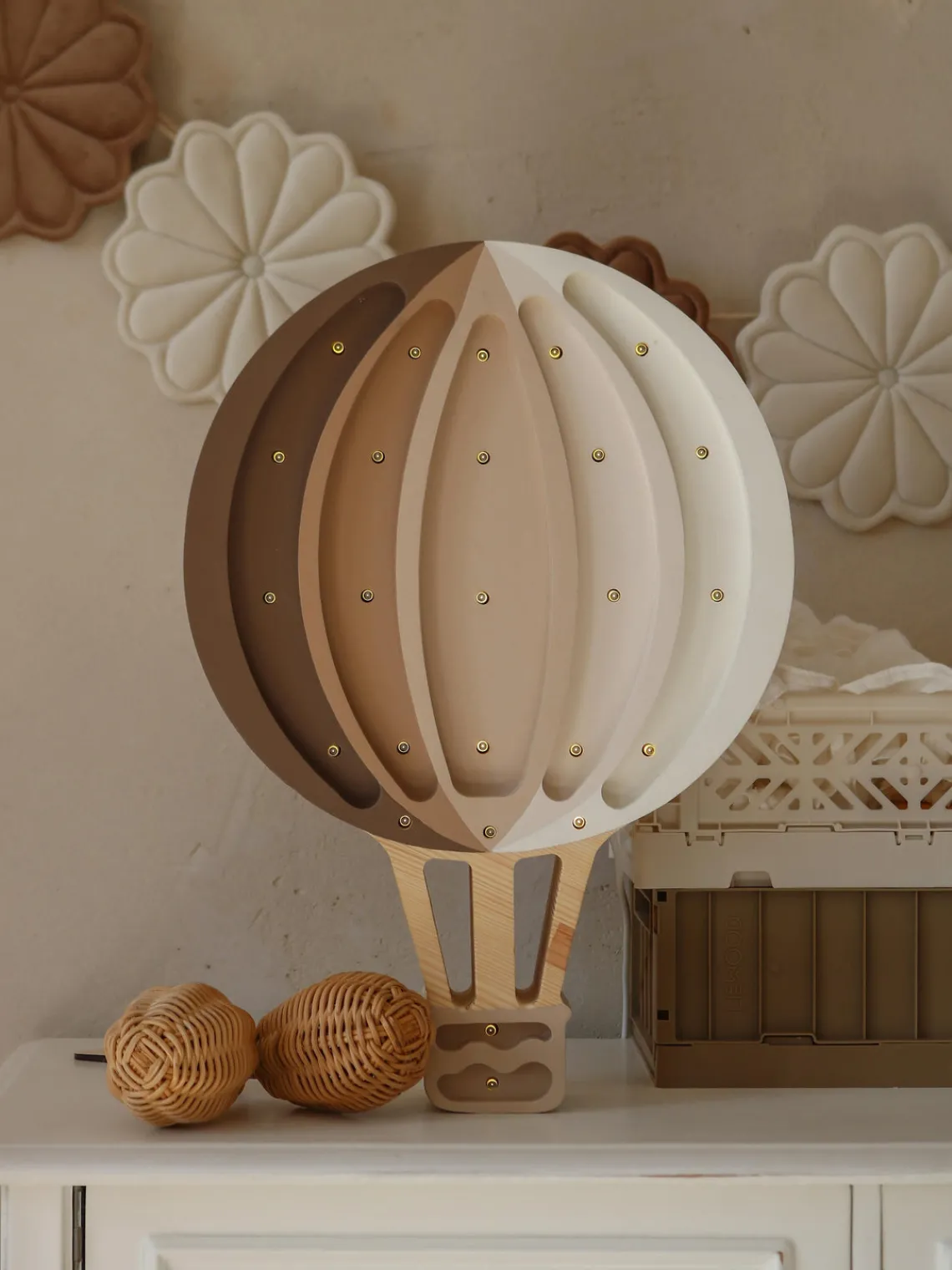 Sale Little Lights Veilleuse LED faite main avec minuterie et télécommande Hot Air Baloon, intensité lumineuse variable Taupe, beige clair, blanc