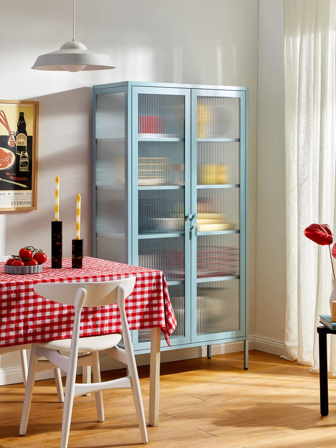 New Mustard Made Vitrine en métal et verre strié The Collector Bleu ciel