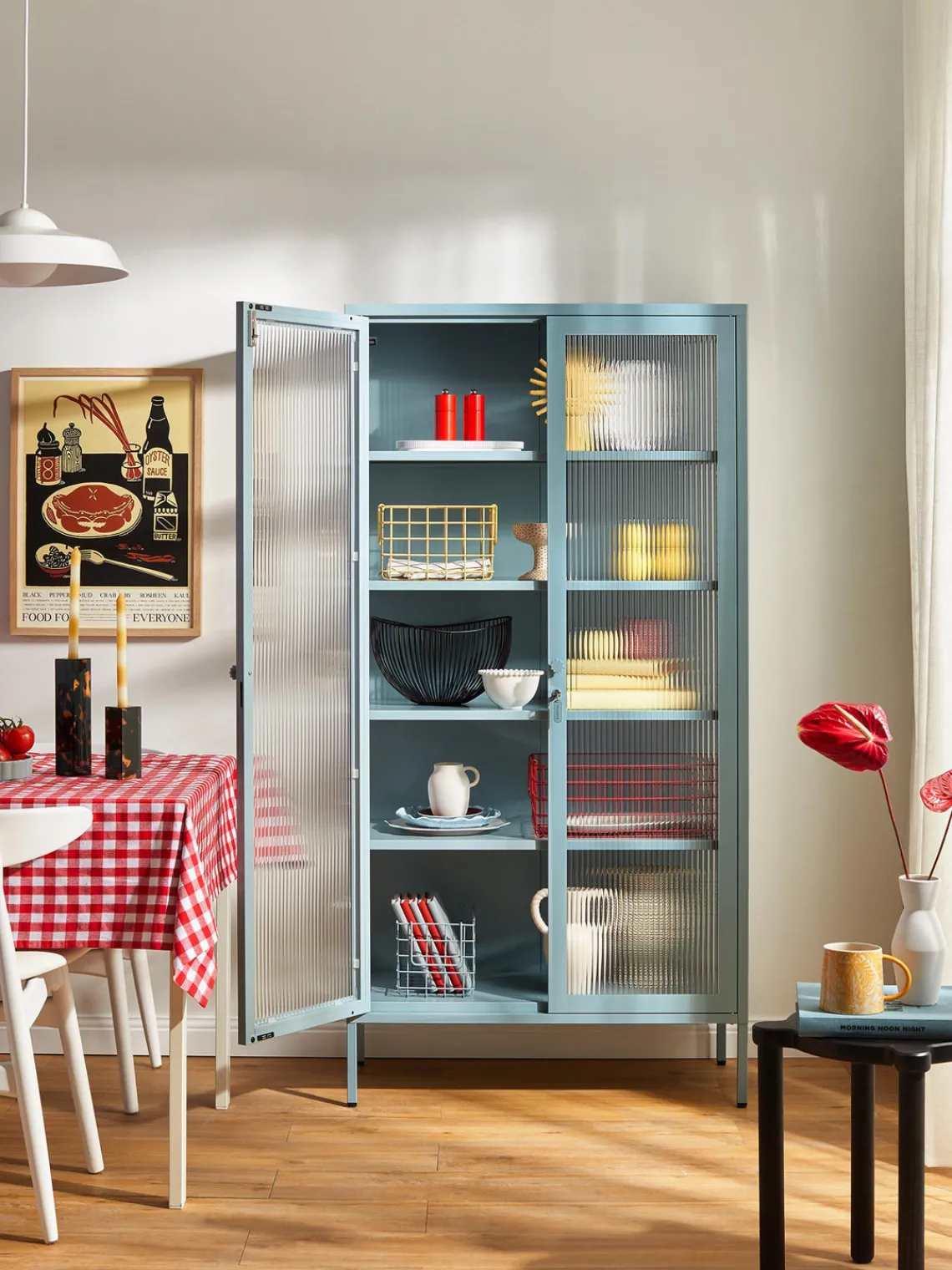New Mustard Made Vitrine en métal et verre strié The Collector Bleu ciel