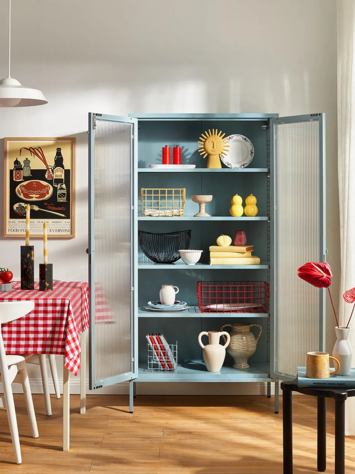 New Mustard Made Vitrine en métal et verre strié The Collector Bleu ciel
